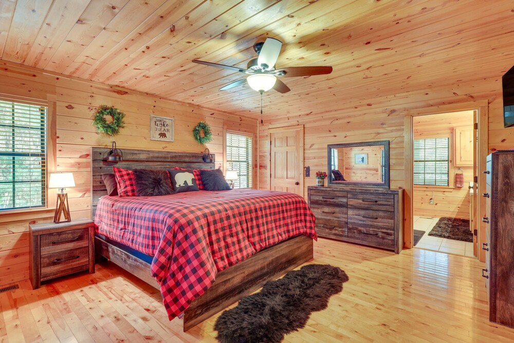Hot Tub & Game Room: Blue Ridge Getaway