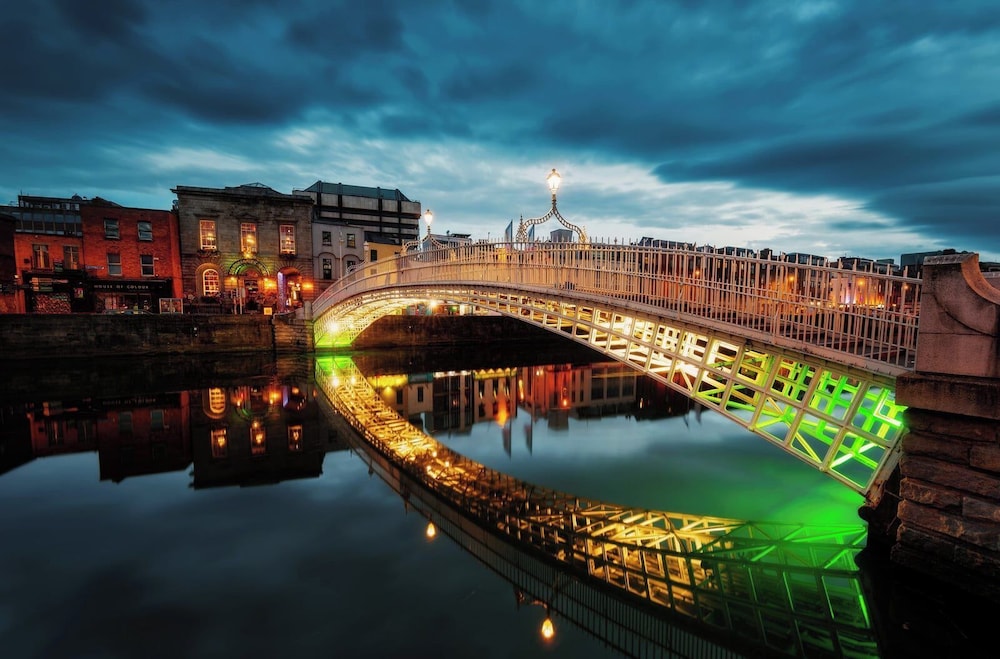 Central Dublin 2-bed Apartment -sleeps 5 & Parking