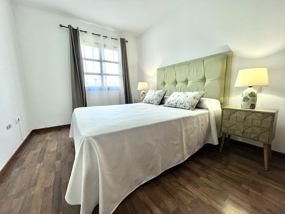 House - Sleeps 6 - Pool - Pet Friendly