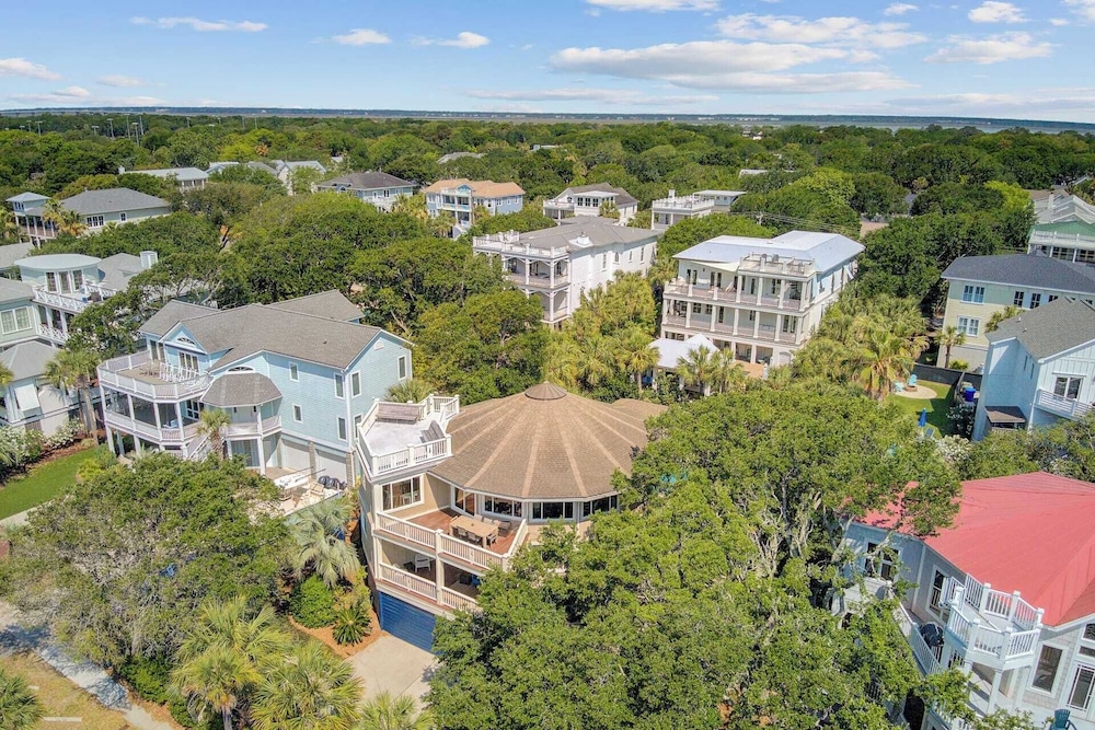 Private Pool, Putting Green & Steps to Isle of Palms Beach Paradise on Palm