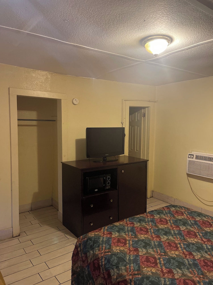 Laurel Vacations - Plaza Motel - Property Image 3