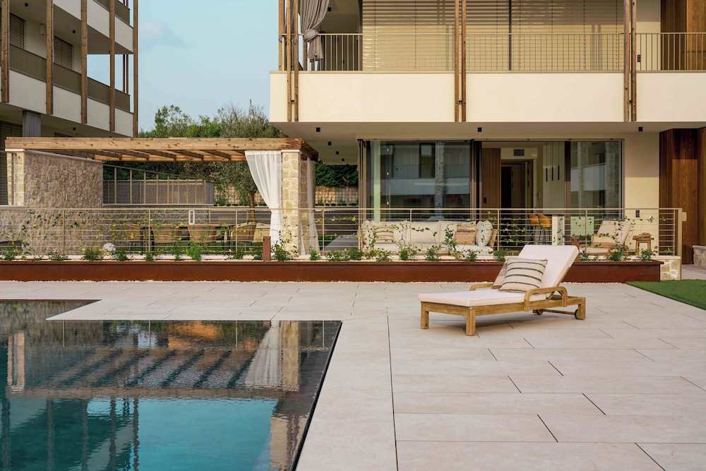 SalvatoreHomes - Pure Luxury in the Centre of Bardolino with Pool & Private Jacuzzi - Casa Olivia - a 5 Star Luxury Collection at Lake Garda