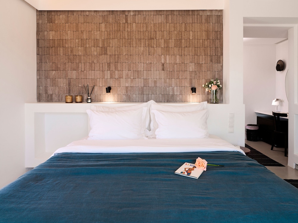 Kounoupas Complex by Mykonos Rocks