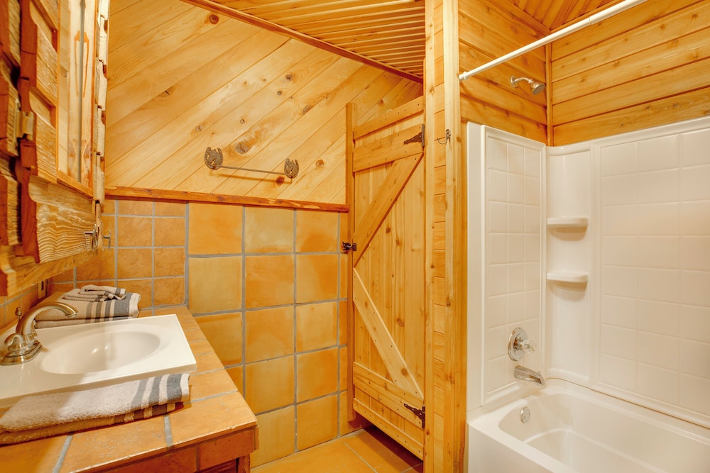 Group Getaway! Multi-level Lodge on Lake Tawakoni
