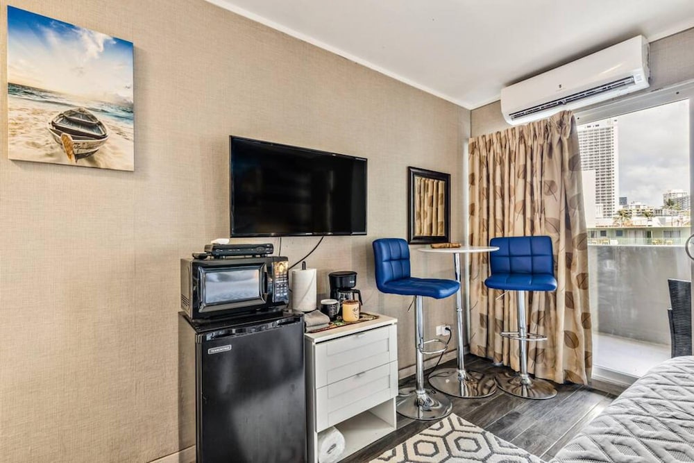 Picturesque Waikiki Hotel Room w Private Balcony