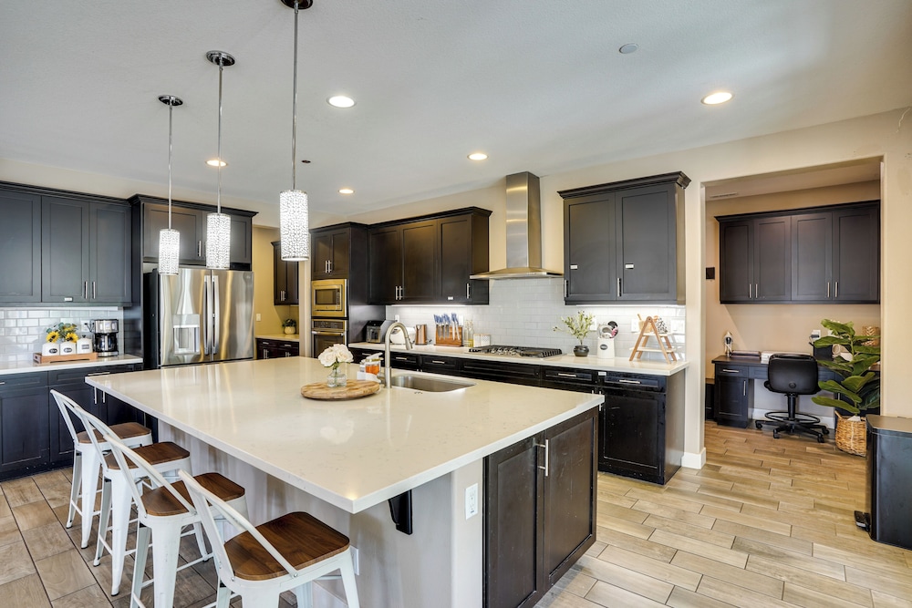 3 Mi to Disneyland: Home w/ Hot Tub + Game Room