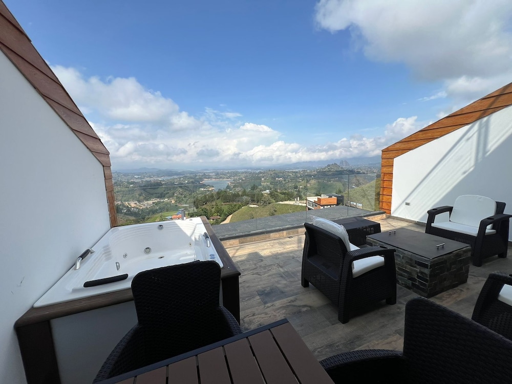 MONTECIELO HOSTING GUATAPE