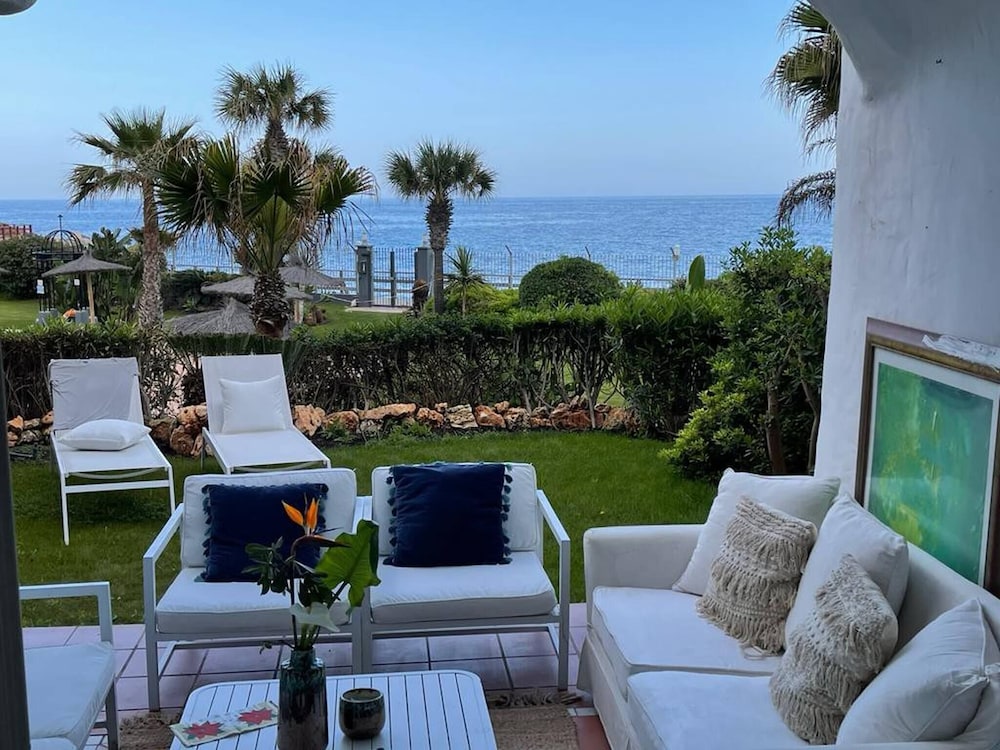 Flat With Garden on the First Line of the sea in Puerto Banús photo 3
