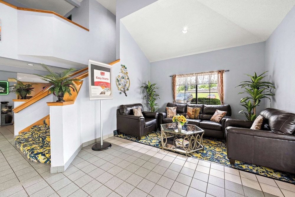 Econo Lodge London North view 2