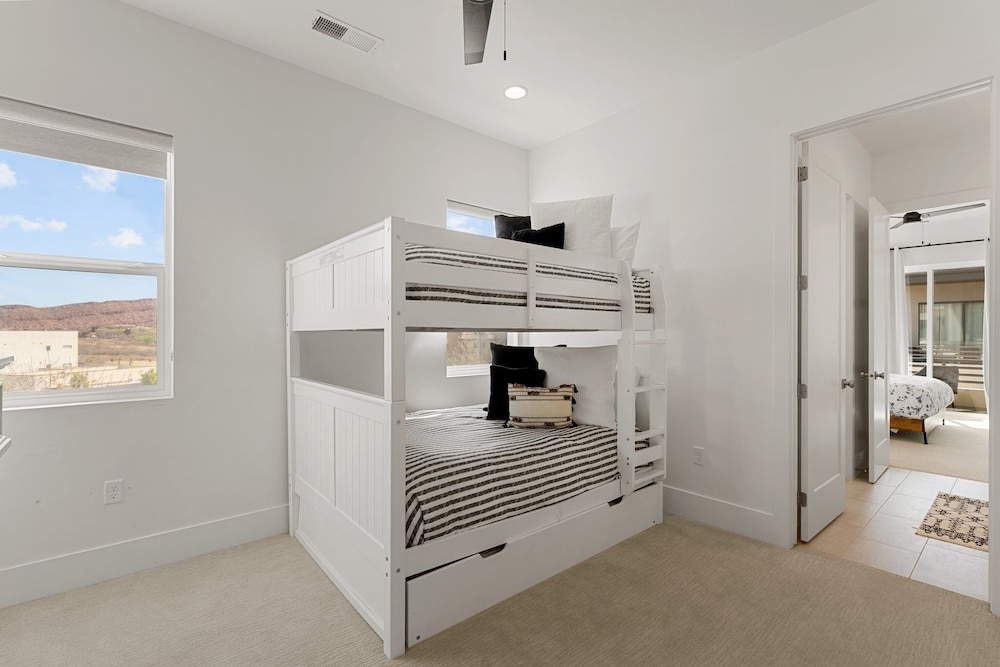 Villa #26 At Bloomington Country Club - Sunset Retreat 4 Bedroom Townhouse