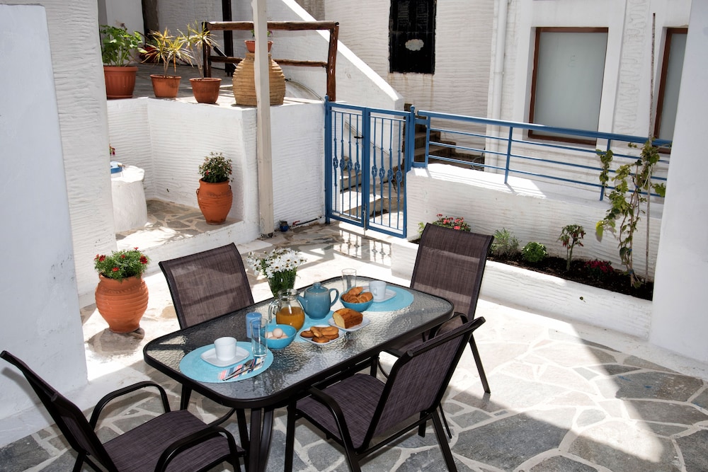 Gavrion's Nest  - Premium Cycladic Studio view 3