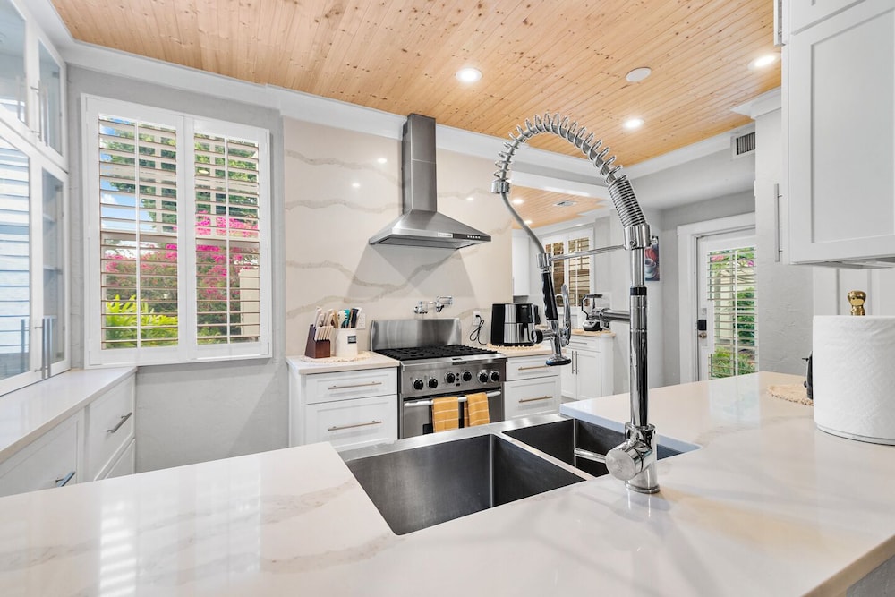 2 Mansions with Pool in West Palm Beach