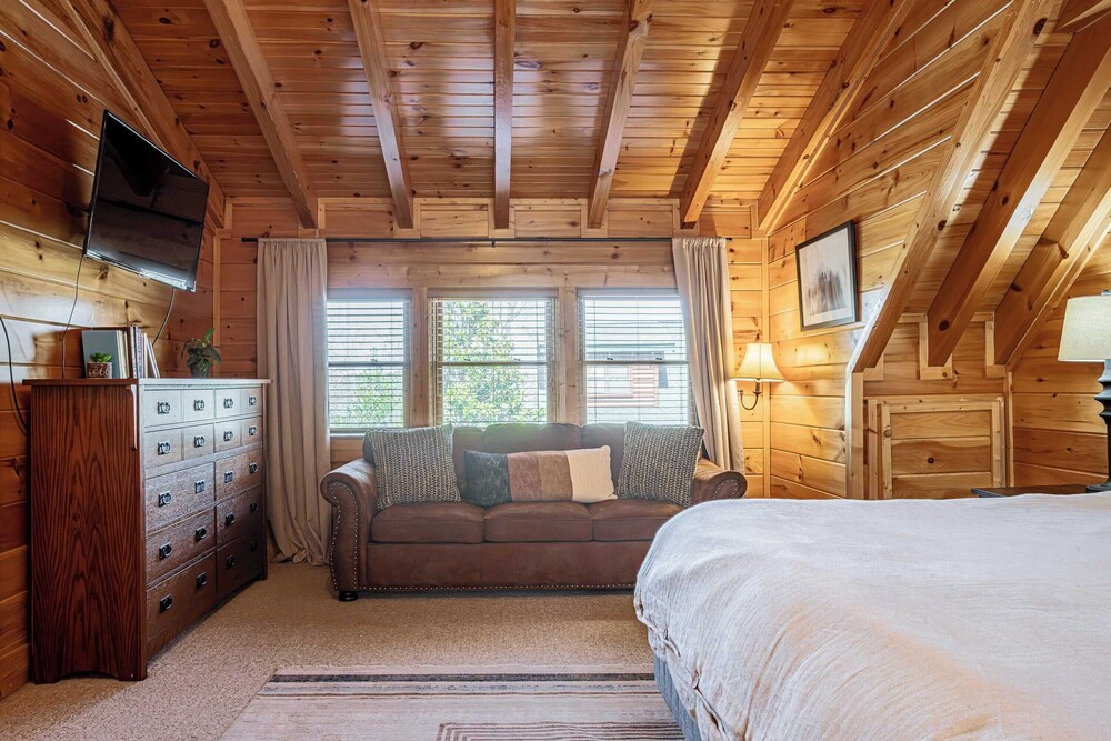 Bear Creek Way by Avantstay Hot Tub, Game Room, Air Hockey, Near Dollywood & Smoky Trails