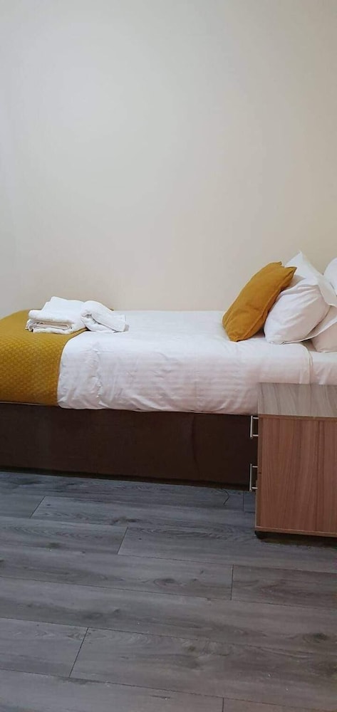 4 Bedroom House in Grays - Sleeps 6 & Parking
