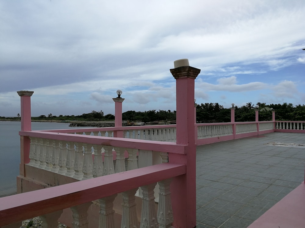 Beachview Pink Lodge