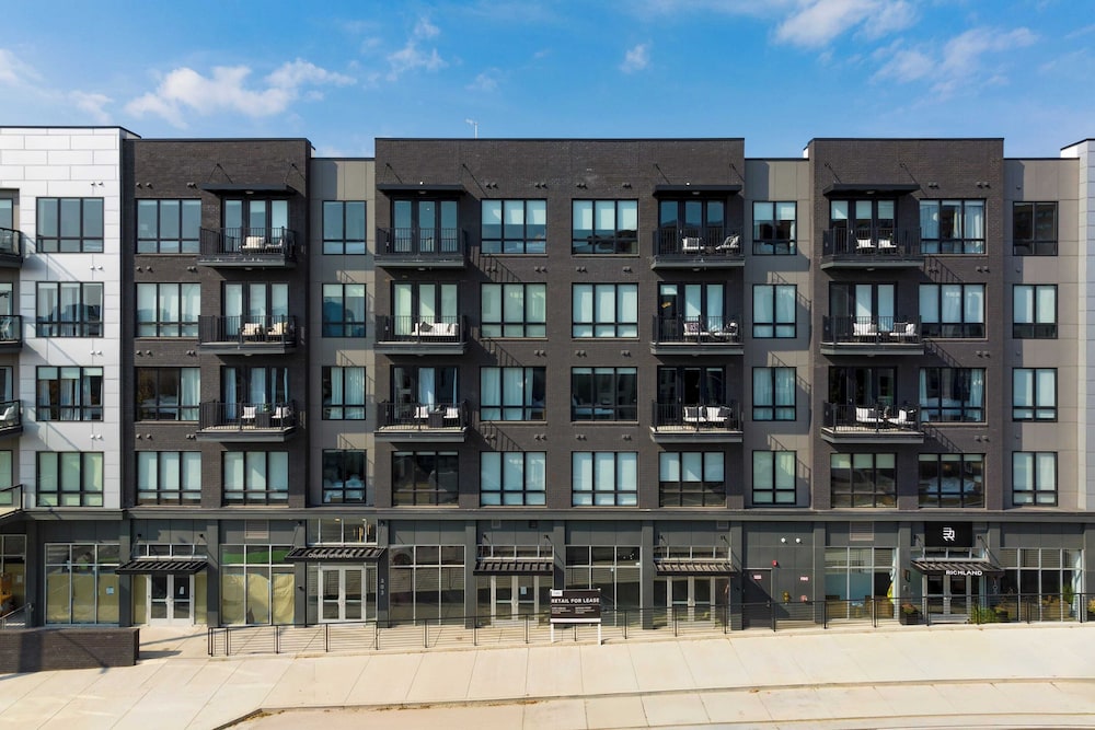 Sleeps 24 4 Modern Midtown Apartments w/ Gym + Pool Walkable to Shops & Eats