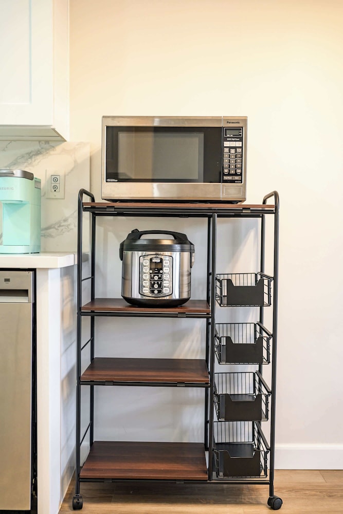 Modern Cozy Retreat Stylish Stay With Patio & Parking