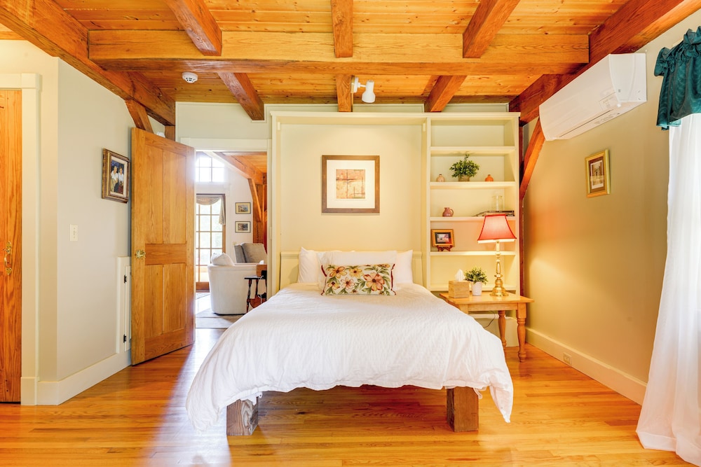 10 Mi to Mt Snow! Grand Estate Built to Entertain