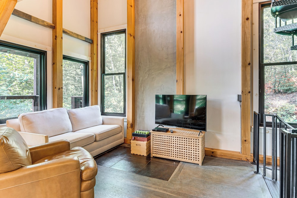 Hot Tub & Mtn Views: Modern Old Fort Hideaway!