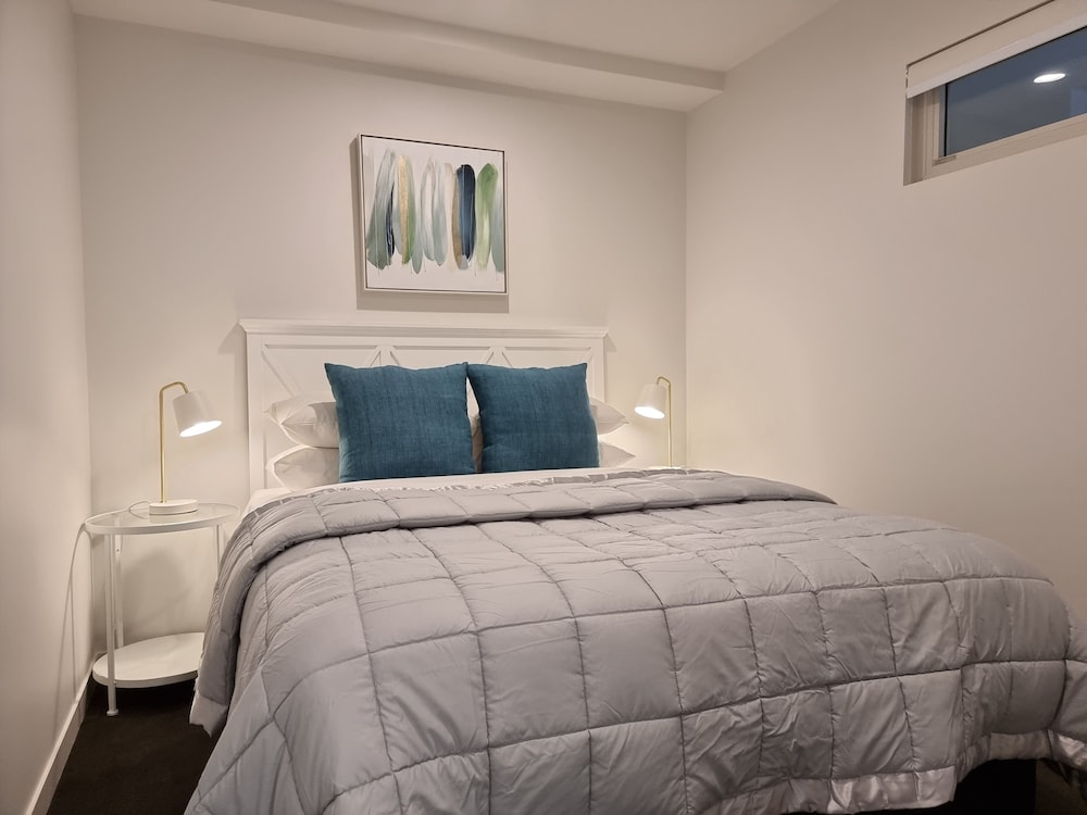Luxe Apt w Harbour-Sunset Views -Parking view 3