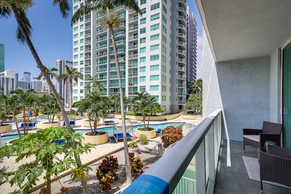 Miami Vacation Rental w/ Balcony, Pool & Hot Tub!