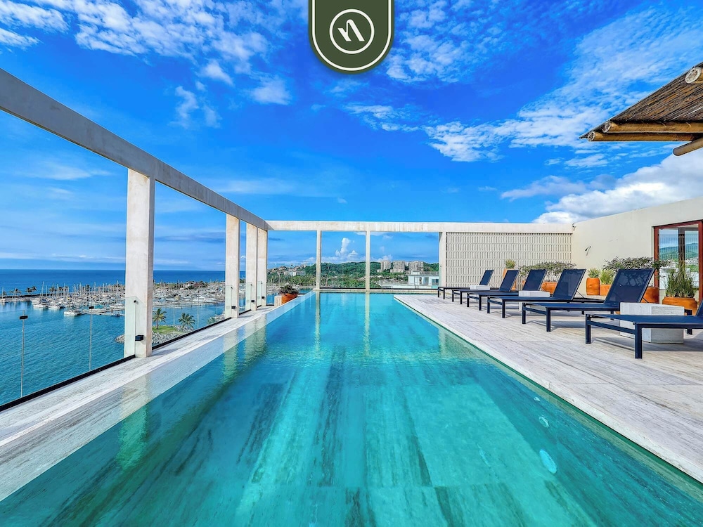 Luxury 4BR Oceanfront Condo - Private Beach - Pool