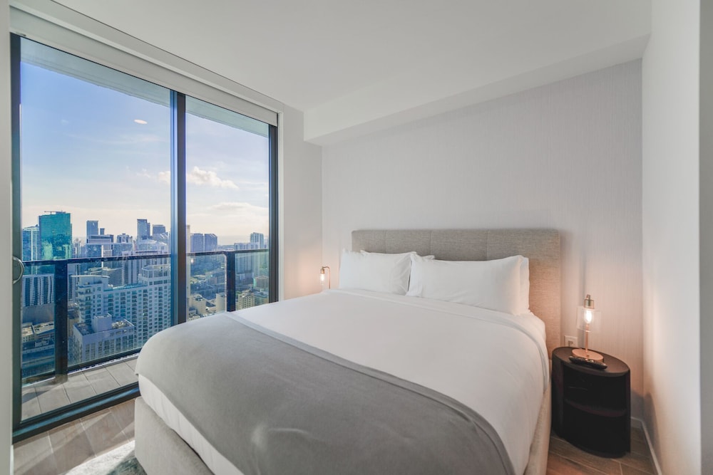 Views Apartment Near Bayfront Park