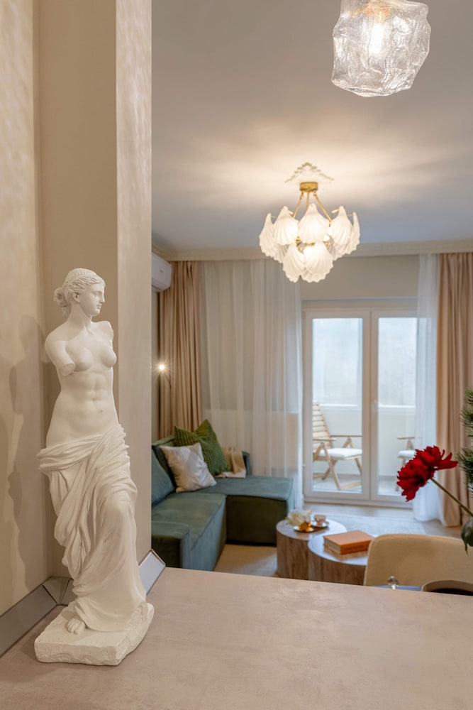 Parisian-Inspired 1BR in the Heart of Bucharest - Balcony, AC & Fully Equipped