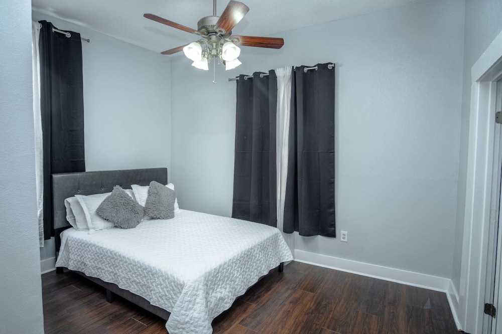 Stunning 2br/1ba Historic Pad Few Steps Downtown view 3