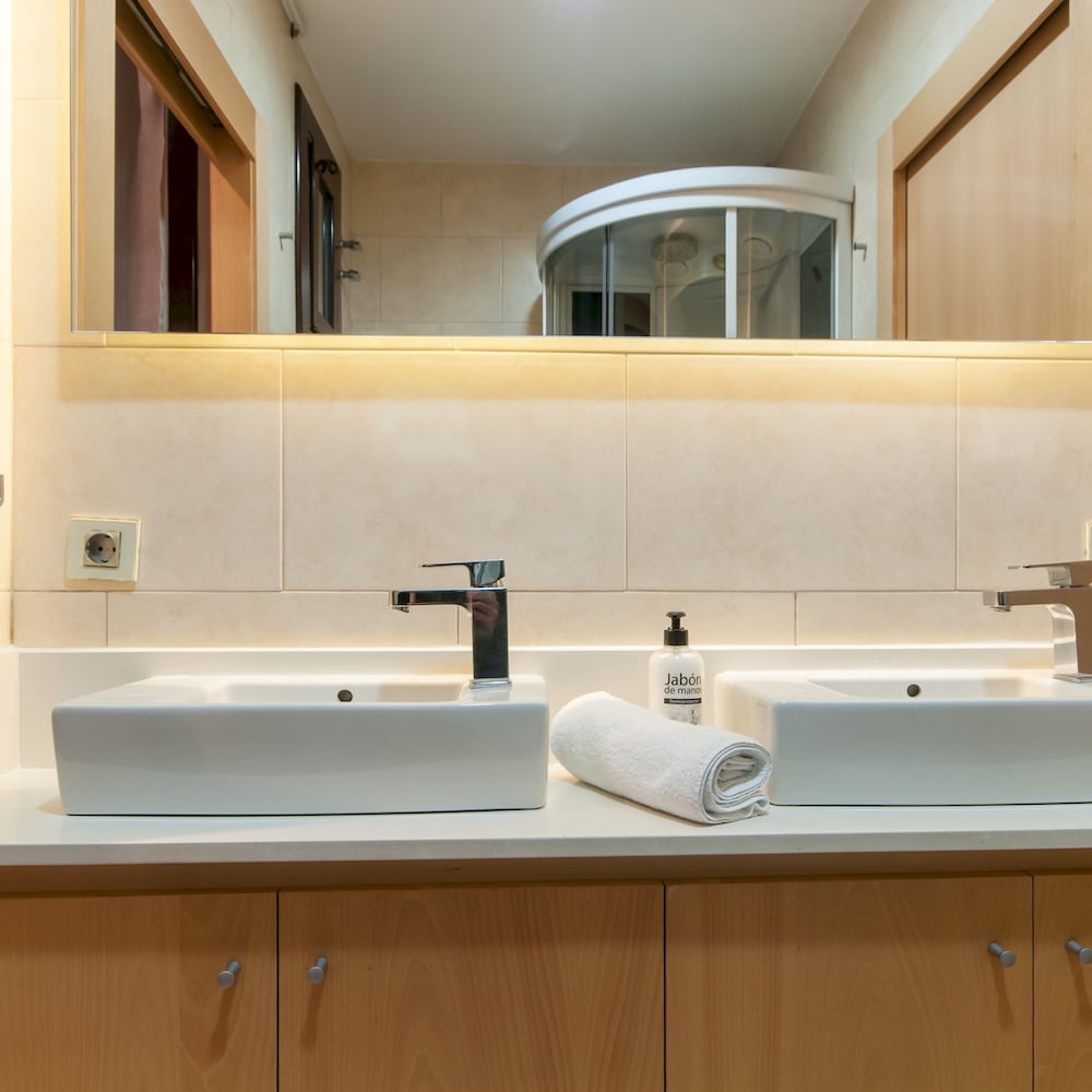 Paseo DE Gracia Modernist Apartment TWO BED TWO Bath By Myrentalhost