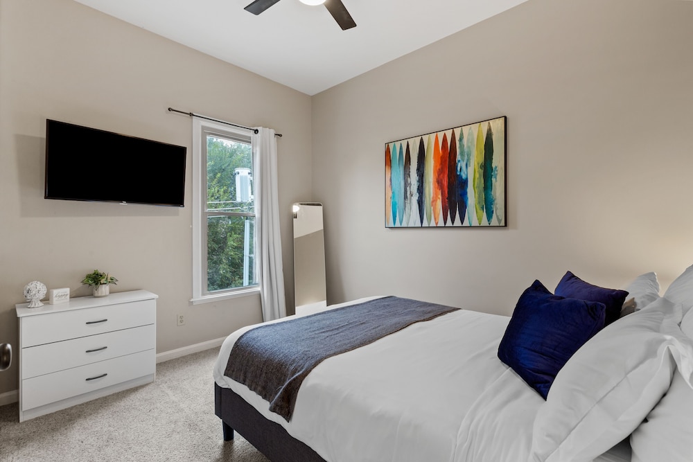 Welcoming Lafayette Square Home - JZ Vacation Rentals view 4