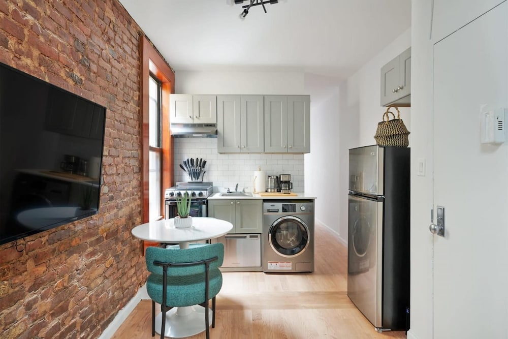 153-5a Charming 2BR LES W D