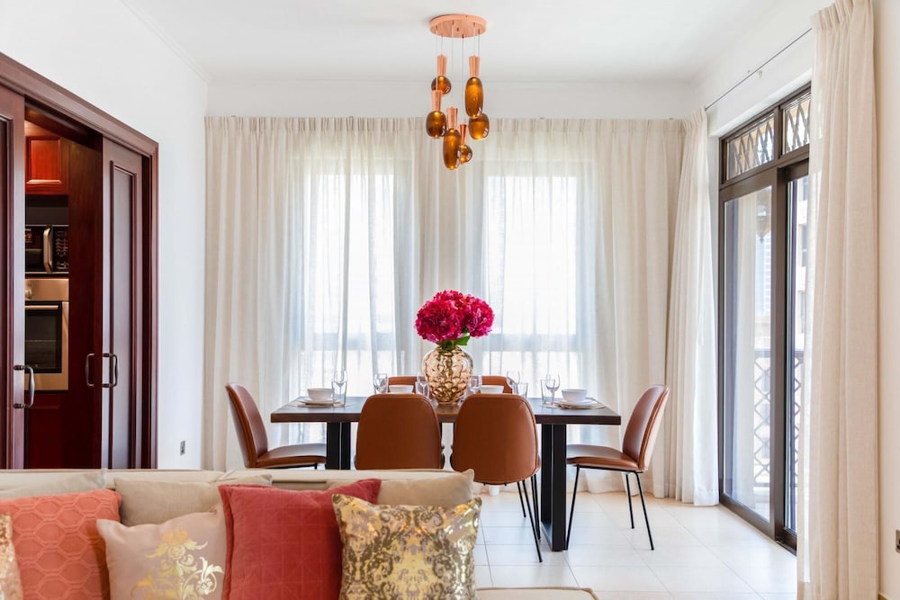 Luxury Living Next to Dubai Mall Burj Khalifa