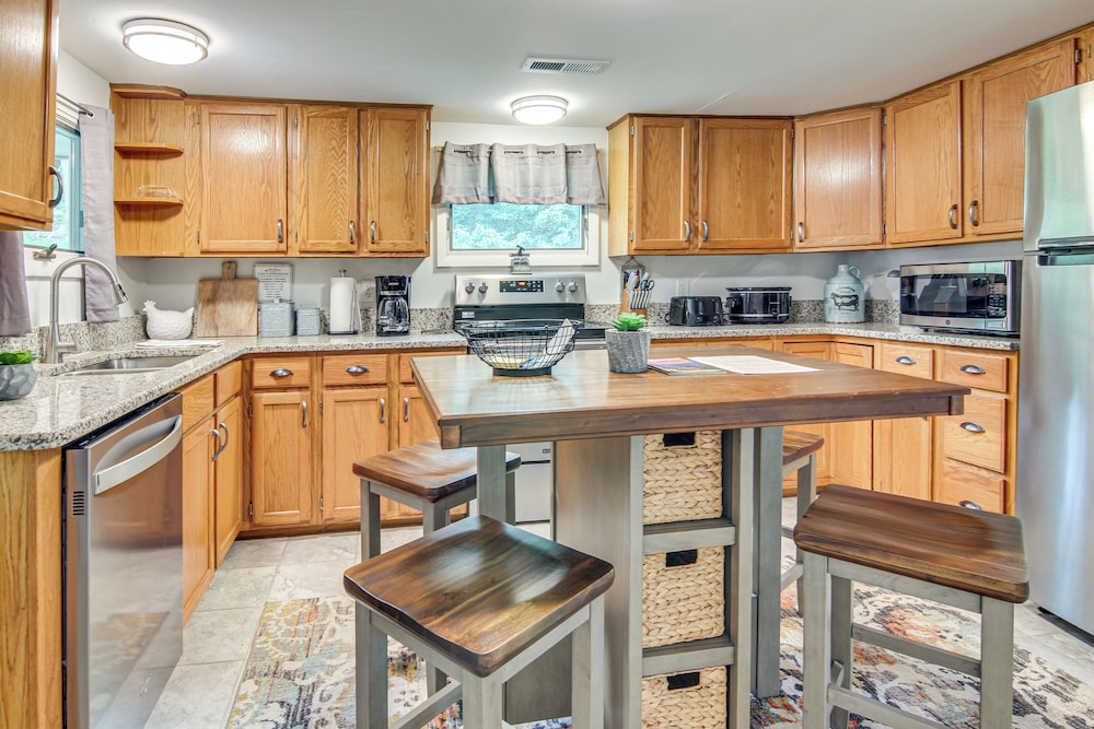 Private Hot Tub: Cottage Near Hikes & Pigeon River