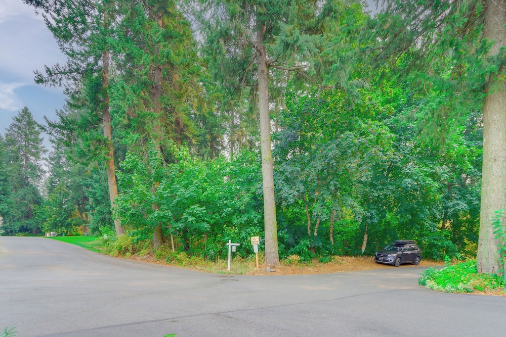 Walk to Twin Lakes: All-season Idaho Condo!