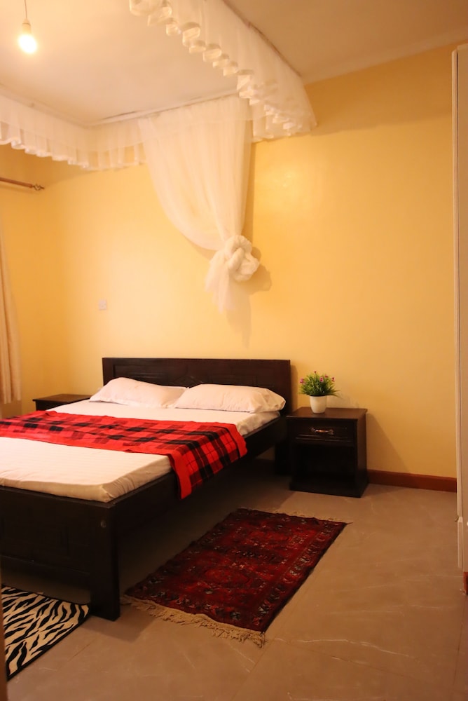Lux Suites Ebony Mara House view 5