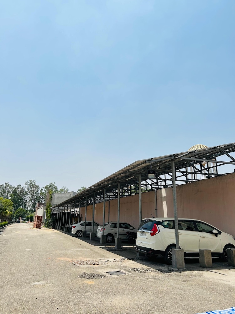 HOTEL INDER PARADISE