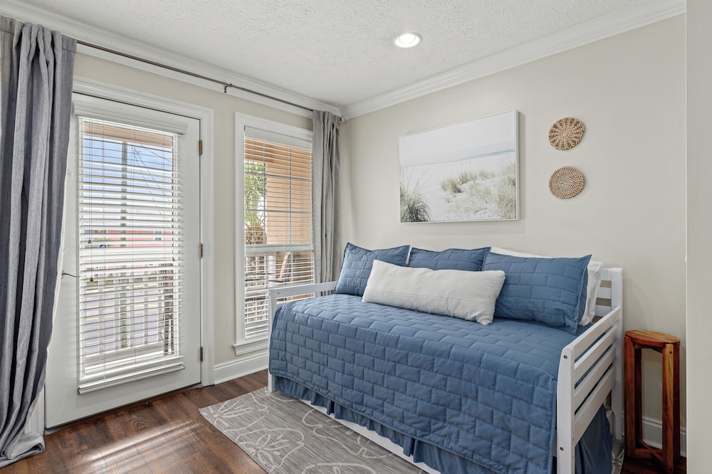 Escape to Sand Dollar Holler: Coastal Retreat, 3 Beds, 2.5 Baths, Sleeps 10!