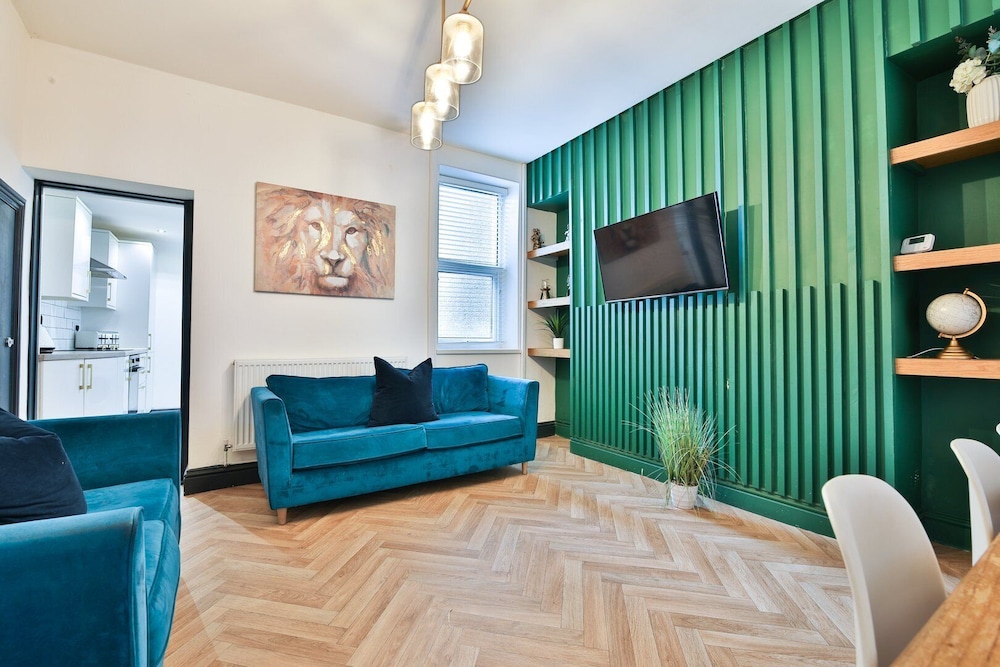 Bright 3-bed Swansea House + Parking