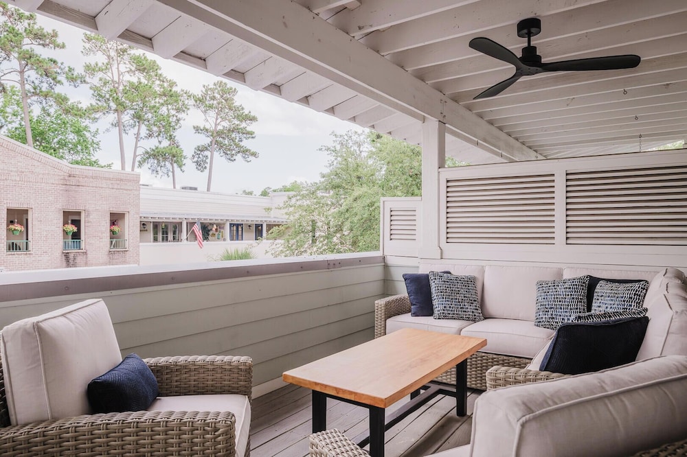 Lowcountry Landing! 3-story Townhouse in Old Town's Promenade