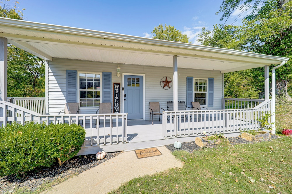 Walk to Main Street! Family Home in Williamstown