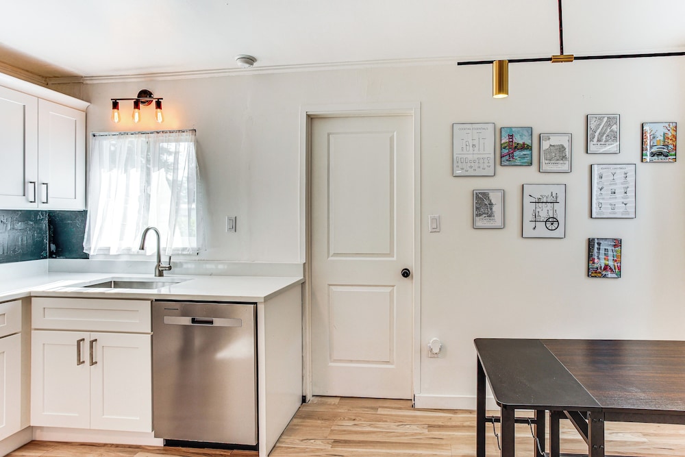 3 Mi to Emerald Downs: Pet-friendly Home