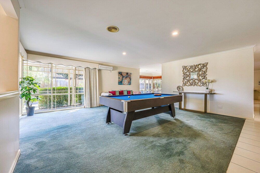 StayAU Family Retreat w/Pool Table in Cranbourne