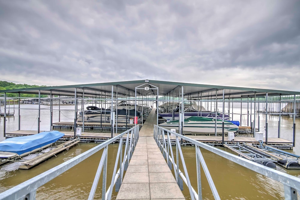 5th-floor Lakefront Condo: Elevator + Pool Access!