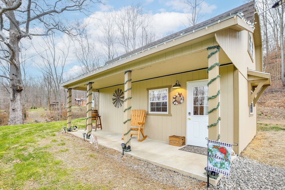 On 40 Acres: Charming Cabin in Zanesville!