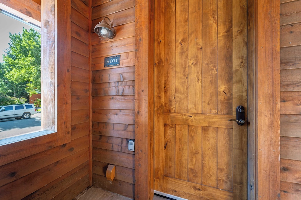 Aspen Hideaway by Avantstay Walk to Aspen, Near Slopes + Pool & Hot Tub Access