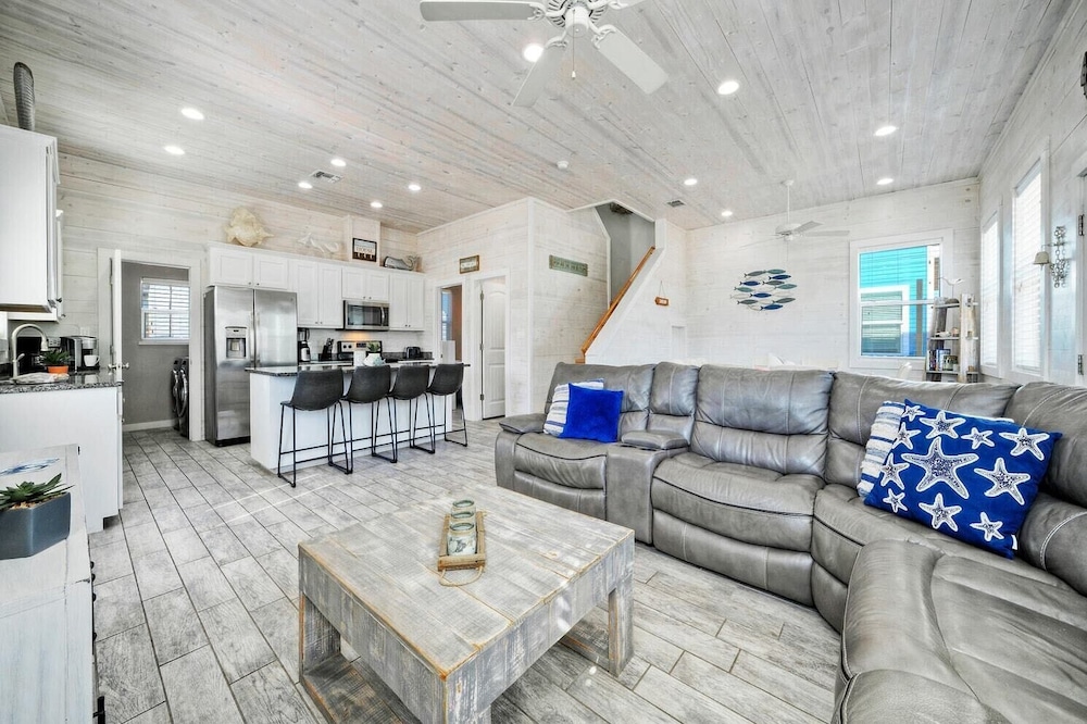2 Blocks to the Beach, Pool, Patio w/ Bar Awave From it All by Avantstay view 4