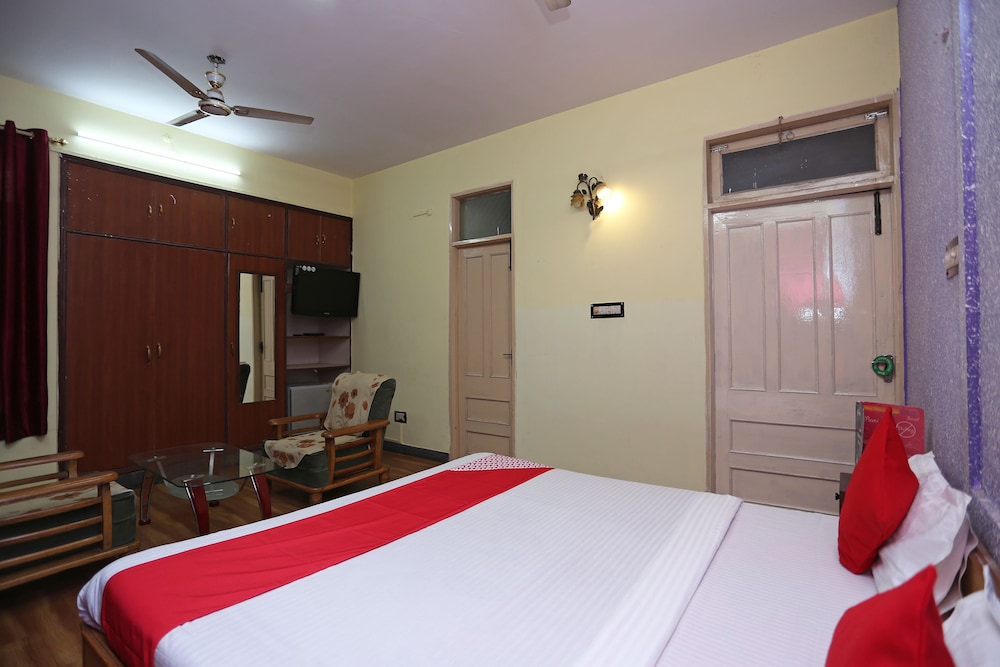 OYO 10674 Hotel Royal Inn