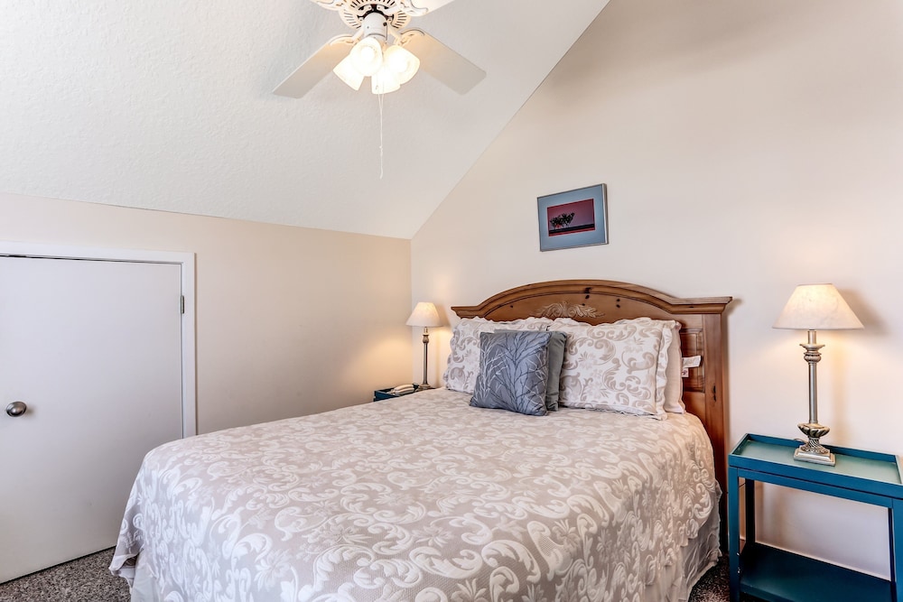 812 S. Fletcher - 3 Br Cottage