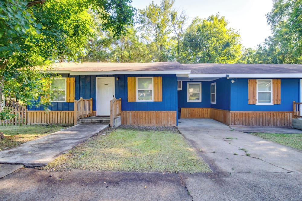 7 Mi to Lake Tangipahoa: Mccomb Home w/ Deck!